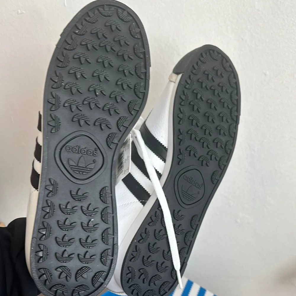 NWT Adidas Samoa Big kids White and Black Sneakers size 7 - Picture 3 of 4